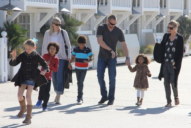 Heidi Klum curte praia com namorado e filhos na Califórnia