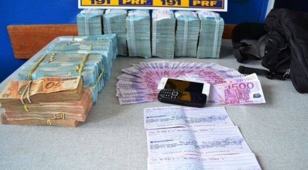 Homem é preso em MG com mais de um milhão de reais em dinheiro e cheques da ALMT
