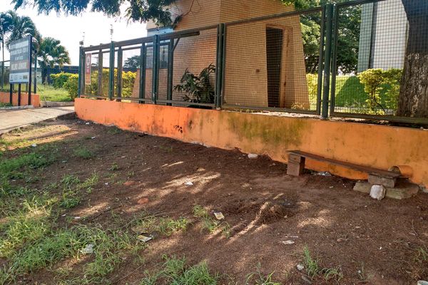 Pacientes do Centro de Recuperação Nilmo Junior sofrem com “banquinho” em ponto de ônibus 