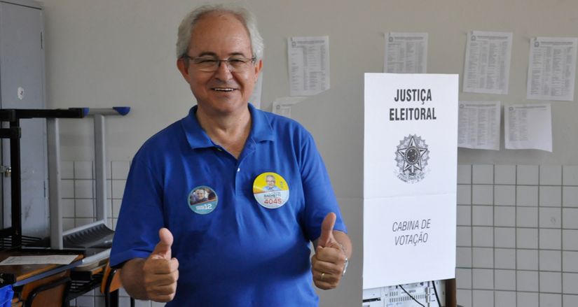 Adilton Sachetti vota e também sofre com a demora na fila
