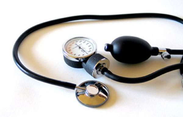 Médicos do P.A. querem salários mais altos. Povo quer atendimento melhor.