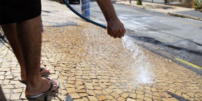 Parte dos rondonopolitanos ainda tem o hábito feio de desperdiçar água tratada