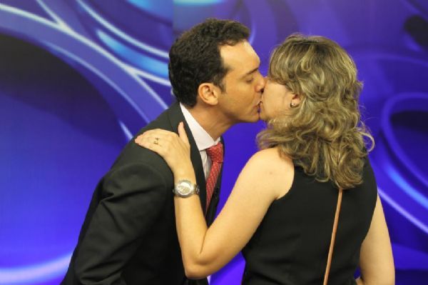 Após beijo do casal petista, Mauro Mendes ironiza e diz que sua esposa é mais bonita