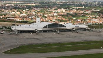 Médicos cubanos têm recepção tumultuada em Fortaleza (CE)