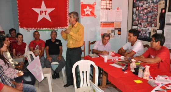 PT substitui fogos por balões e 'passa a sacola' até entre jornalistas