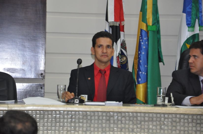 Irritado por não conseguir antecipar eleição, Mauro Campos ameaça renunciar à Mesa da Câmara