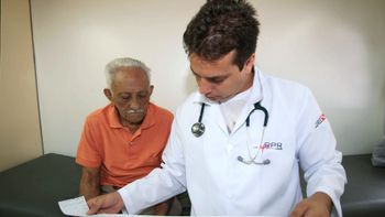 Projeto que tramita no Senado estabelece piso de R$ 10,9 mil para médicos
