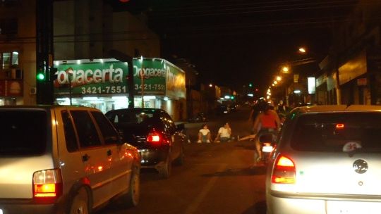 Perigo: Menores interditam cruzamento no centro da cidade e correm o risco de serem atropelados
