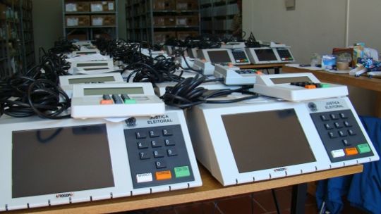 Justiça Eleitoral disponibiliza mais de 500 mil urnas para as Eleições 2012