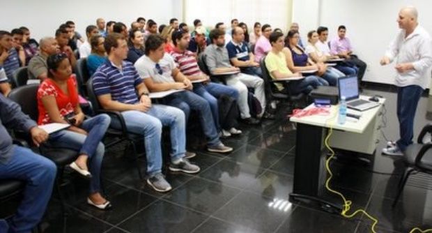 Profissionais participam de treinamento sobre transmissão de dados via satélite