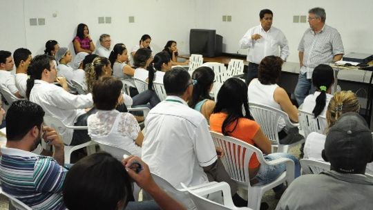Ananias visita servidores da Santa Casa para apresentar seu plano de governo