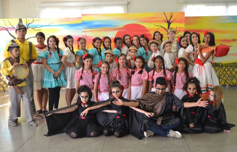 Alunos do Centro Cultural José Sobrinho se preparam para o desfile de 7 de Setembro