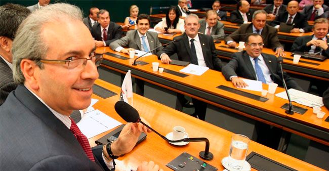 Presidente da Câmara aumenta verba e libera passagens aéreas para cônjuges de deputados