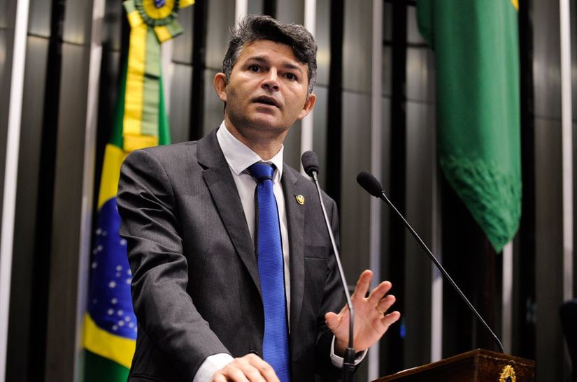 No anseio de aparecer na mídia, senador tampão fala muito e age pouco