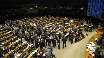 Trem da Alegria: Deputados federais criam cargos e voltam a aumentar a própria remuneração