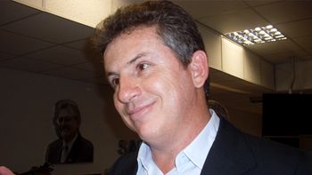Mauro Mendes investe contra a imprensa, assume discurso do atraso e despenca em pesquisas
