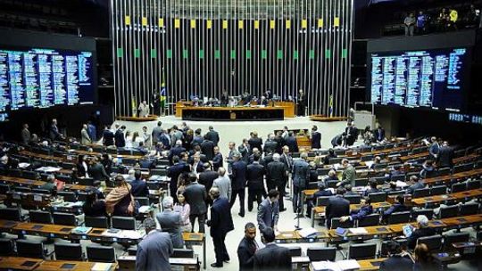 Deputados prometem esforço concentrado para votar projetos antes das convenções