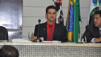 Irritado por não conseguir antecipar eleição, Mauro Campos ameaça renunciar à Mesa da Câmara