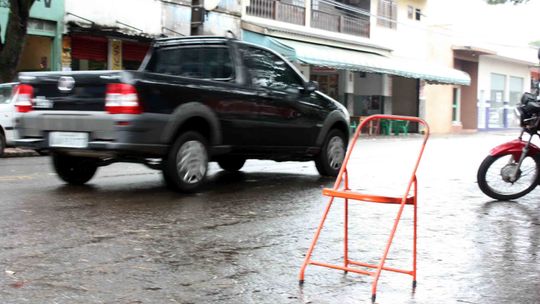 Vereadores aprovam projeto que proíbe a reserva de vagas de estacionamento no comércio