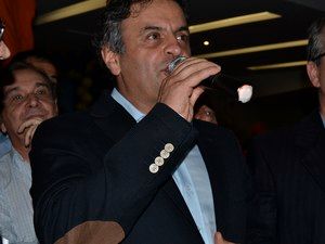 Aécio diz que governo Dilma faz uso político da Copa do Mundo no Brasil