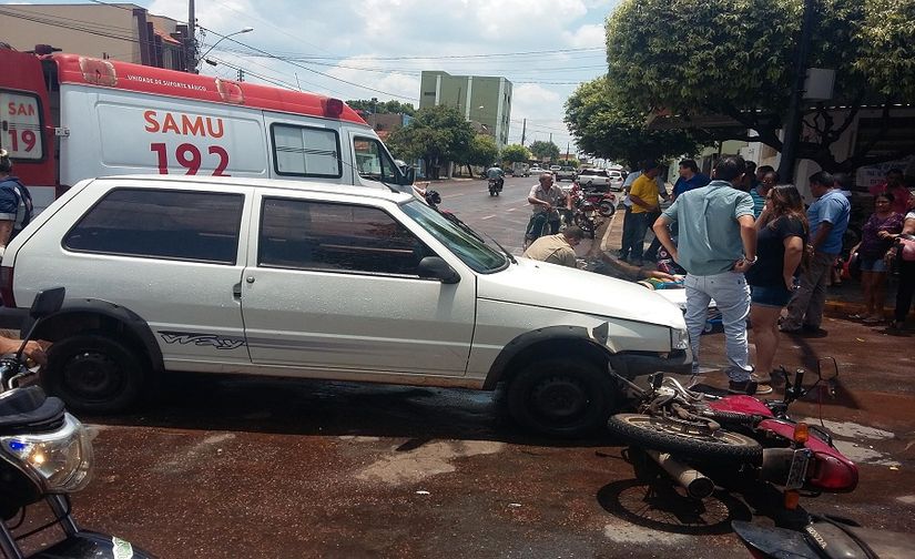 Moto e carro colidem no centro B em Rondonópolis
