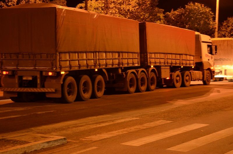 PRF detém caminhões ‘rodo trens’ circulando fora do horário regulamentado