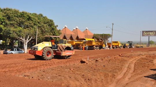 Sem fiscalização, obra da travessia urbana quase para e gera muitas reclamações