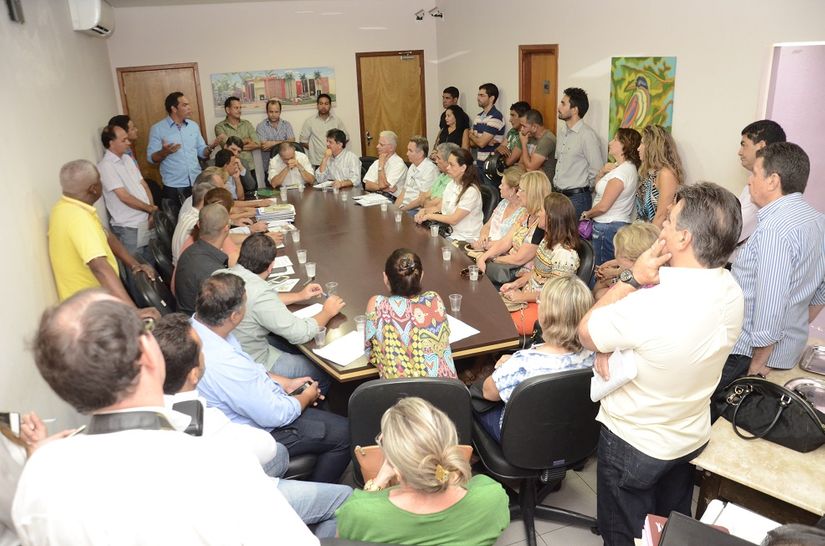Vereadores e populares se reunem para discutir Verba Indenizatória