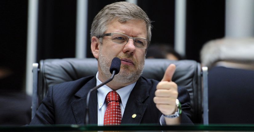 Relator da CPMI da Petrobras reforma parecer e pede indiciamento de 52 pessoas