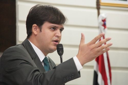 Projeto de lei institui Libras na propaganda oficial do município