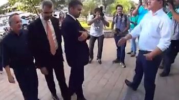 Deselegância: Vídeo mostra Taques negando cumprimento a Muvuca