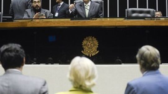 Congresso tenta votar hoje revisão da meta do superávit
