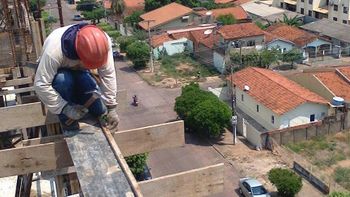 Em Rondonópolis operários arriscam a vida em obras sem fiscalização