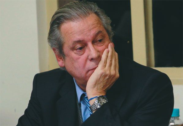 Ministros do STF decidem por prisão de Dirceu e outros réus do mensalão