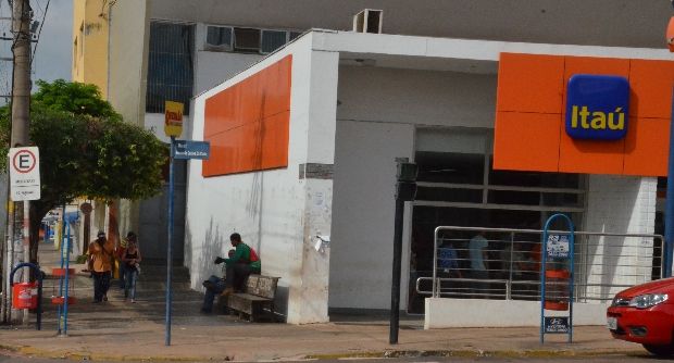 Idoso fecha buraco que comerciantes e banco ignoravam
