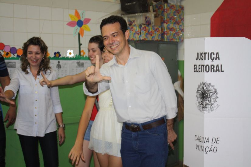 Lúdio Cabral vota em Cuiabá e pede que população seja consciente na hora do voto