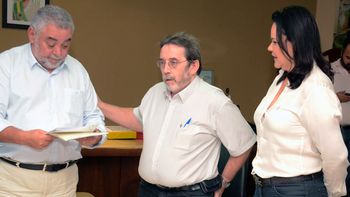 Prefeito recebe texto final do PCCS da Educação em seu gabinete na manhã dessa quinta (5)