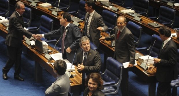 Senadores aprovaram destinação de royalties do petróleo para educação e saúde 
