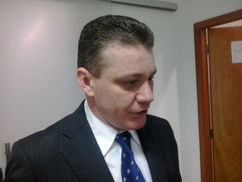 Vanzeli faz discurso em defesa da PEC 37, que reduz poderes do MP
