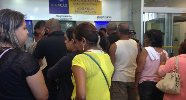 'Lei da Fila' segue ignorada e rondonopolitanos sofrem com descaso dos bancos