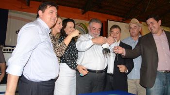 Percival vai à entrega de viaturas para Assistência Social e evita fazer 'pedidos'