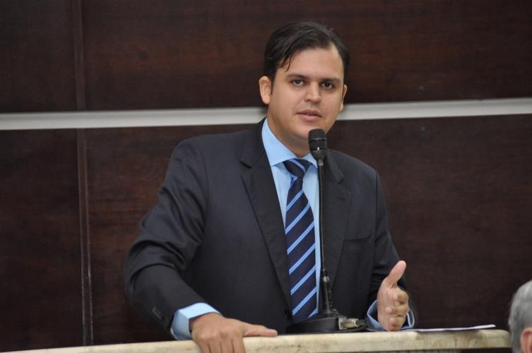 Thiago Silva reivindica construção de novas escolas para região do Mathias Neves 