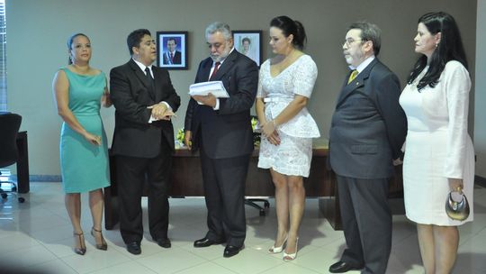 Em atitude elegante, Ananias transmite o cargo de prefeito para Percival