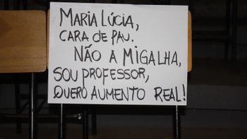 Reitora da UFMT é alvo de críticas durante assembleia 