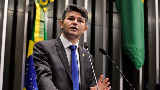 No anseio de aparecer na mídia, senador tampão fala muito e age pouco