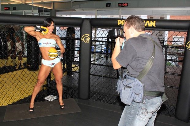 Mulher de Alexandre Frota mostra músculos como ring girl em ensaio