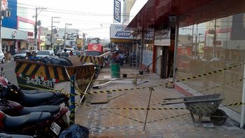 Meia boca: Loja toma conta de calçada e expulsa pedestres para o asfalto em Rondonópolis