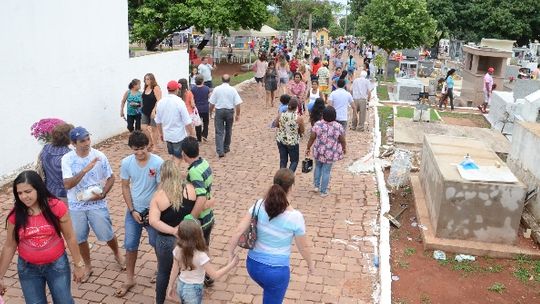 Hora da morte: Taxas cobradas em cemitérios aumentaram, mas serviço continua ruim