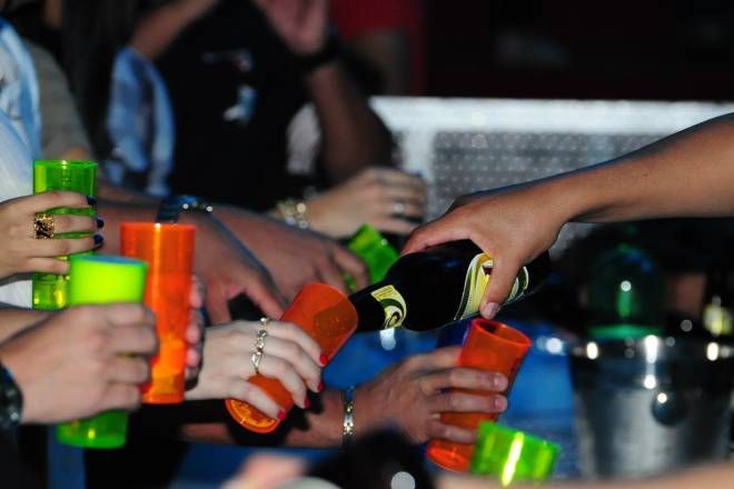 Vereadores querem proibir festas 'open bar' na cidade