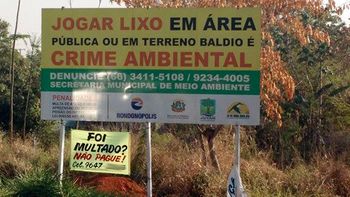 Homem espalha faixas na cidade sugerindo que cidadãos não paguem suas multas